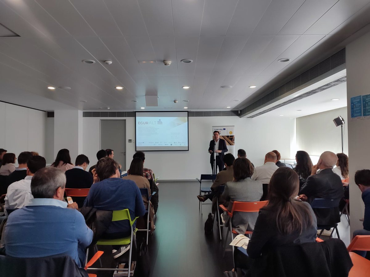 eguralt's tweet photo. Alberto Bayona, Director Gerente de #Nasuvinsa, nos explica ahora cómo el @gob_na está fomentando el uso de la madera en su política de vivienda, con el fin de impulsar la construcción de viviendas públicas sostenibles y pasivas en la región. https://t.co/ZKDt6s1trt