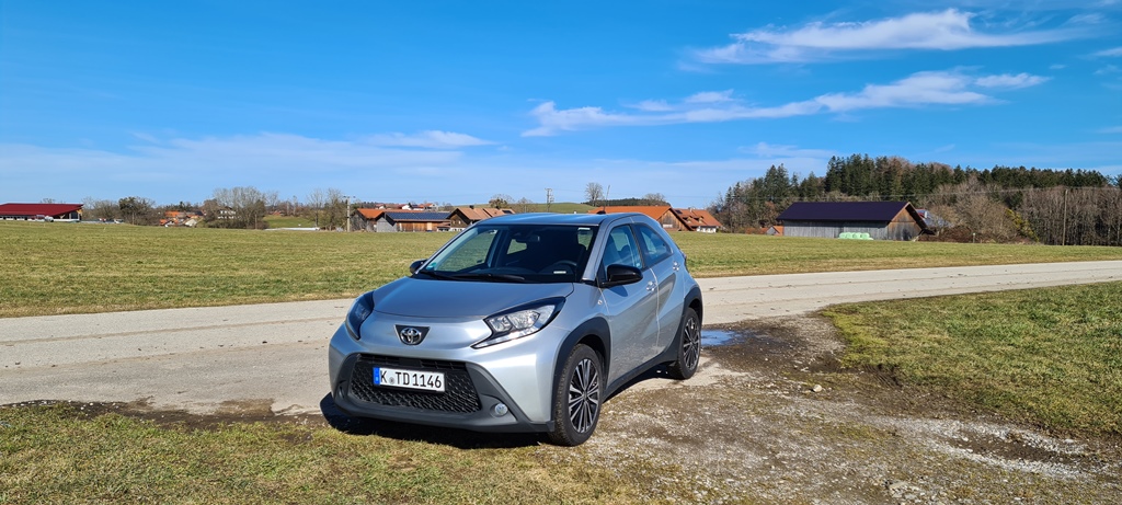 auto360_de's tweet photo. Der https://t.co/S809tjDM4j Praxistest des #Toyota Aygo X. Ein Kleinstwagen, der auch als Benziner gut in die Zeit passt und zudem agil und sparsam ist. https://t.co/8L3kn5kIzn @toyota_europe @ToyotaDelloGmbH #toyotaaygox https://t.co/3bsxsmJjp4