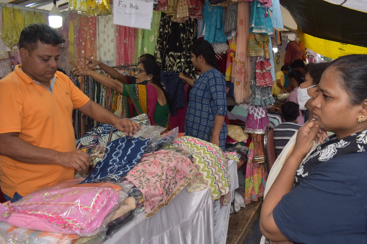 DaMalangg's tweet photo. Visitors at the Hunar Mahotsav event in Secunderabad, Telangana were delighted by the stunning handloom clothing on display! From vibrant sarees to intricately woven shawls, every piece showcased the impeccable craftsmanship of our talented artisans.
#HunarMahotsav #DaMalangg https://t.co/6KZmjGnbg3