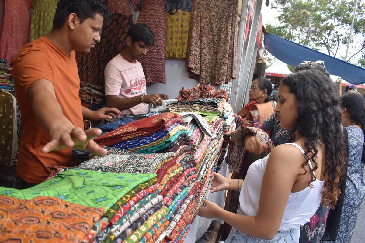 DaMalangg's tweet photo. Visitors at the Hunar Mahotsav event in Secunderabad, Telangana were delighted by the stunning handloom clothing on display! From vibrant sarees to intricately woven shawls, every piece showcased the impeccable craftsmanship of our talented artisans.
#HunarMahotsav #DaMalangg https://t.co/6KZmjGnbg3