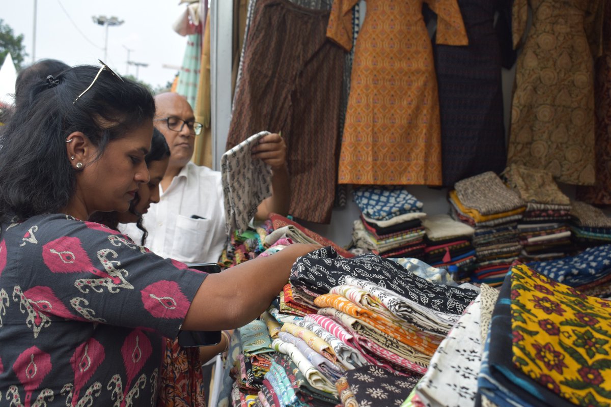 DaMalangg's tweet photo. Visitors at the Hunar Mahotsav event in Secunderabad, Telangana were delighted by the stunning handloom clothing on display! From vibrant sarees to intricately woven shawls, every piece showcased the impeccable craftsmanship of our talented artisans.
#HunarMahotsav #DaMalangg https://t.co/6KZmjGnbg3