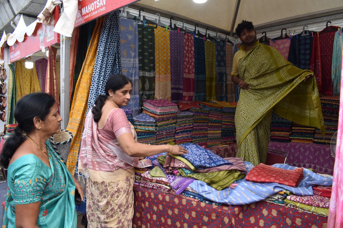 DaMalangg's tweet photo. Visitors at the Hunar Mahotsav event in Secunderabad, Telangana were delighted by the stunning handloom clothing on display! From vibrant sarees to intricately woven shawls, every piece showcased the impeccable craftsmanship of our talented artisans.
#HunarMahotsav #DaMalangg https://t.co/6KZmjGnbg3