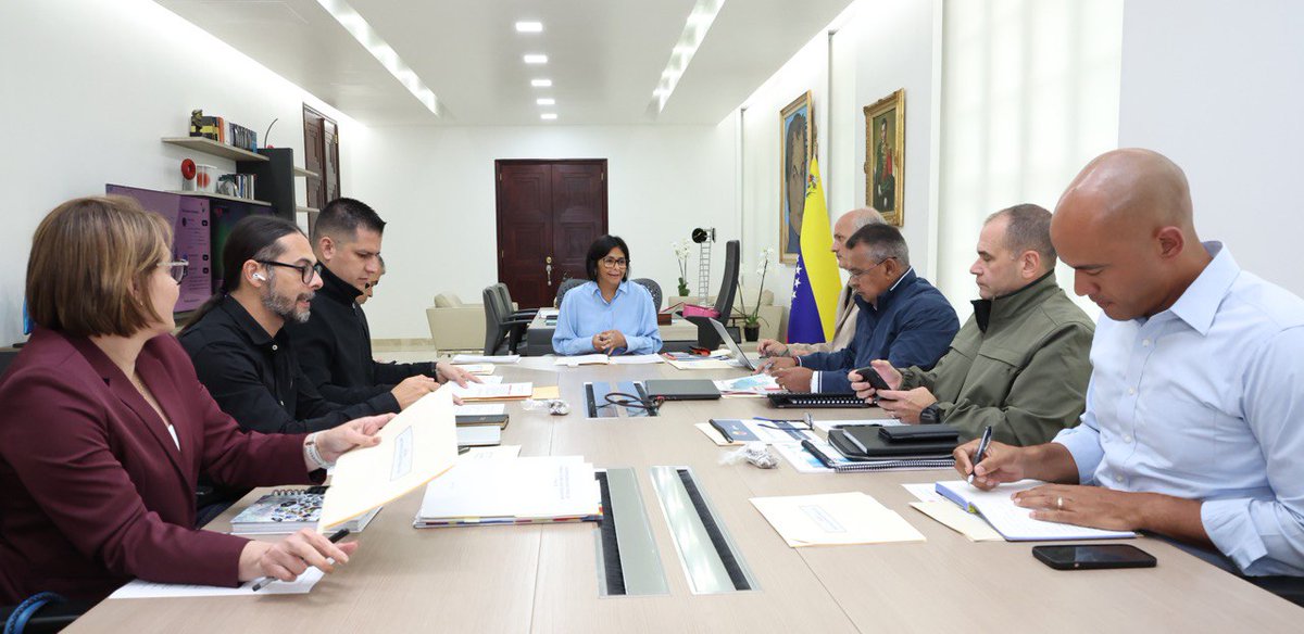 MSVEnLinea's tweet photo. #EnFotos || La Vicepresidenta @DelcyRodriguezv: Lideró una nueva reunión de trabajo del Consejo de Vicepresidentes Sectoriales, en la cuál se abordaron diferentes temas de interés nacional.

#25Abr #VenezuelaTerritorioDePaz https://t.co/umSEP3Vxnt