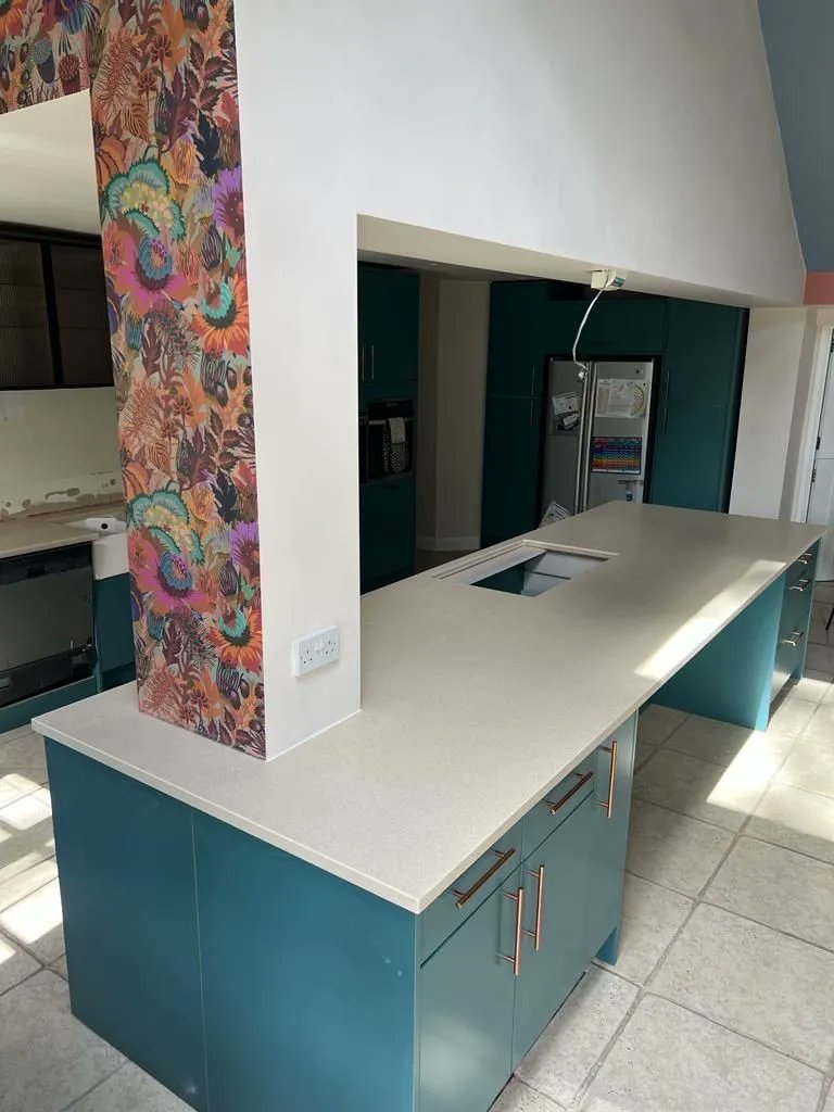 TristoneUK's tweet image. Tristone Beige Sands solid surfaces installed by Premium Worktops Direct.
 
A Tristone surface has hard-wearing properties. These are made up of an extremely hard-wearing surface with an immense barrier to scratches and stains.
 
#Tristone #SolidSurfaces #KitchenDesign