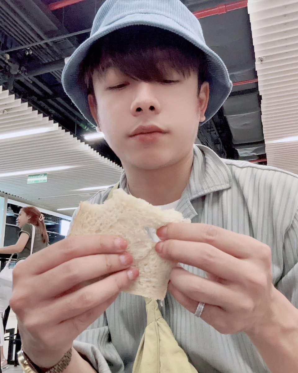 TingHnuy's tweet photo. วันนี้ทั้งร้อน 
ทั้งตากฝน 
ทั้งโสดดดดดดด 😊 https://t.co/1XaVReZ8lX