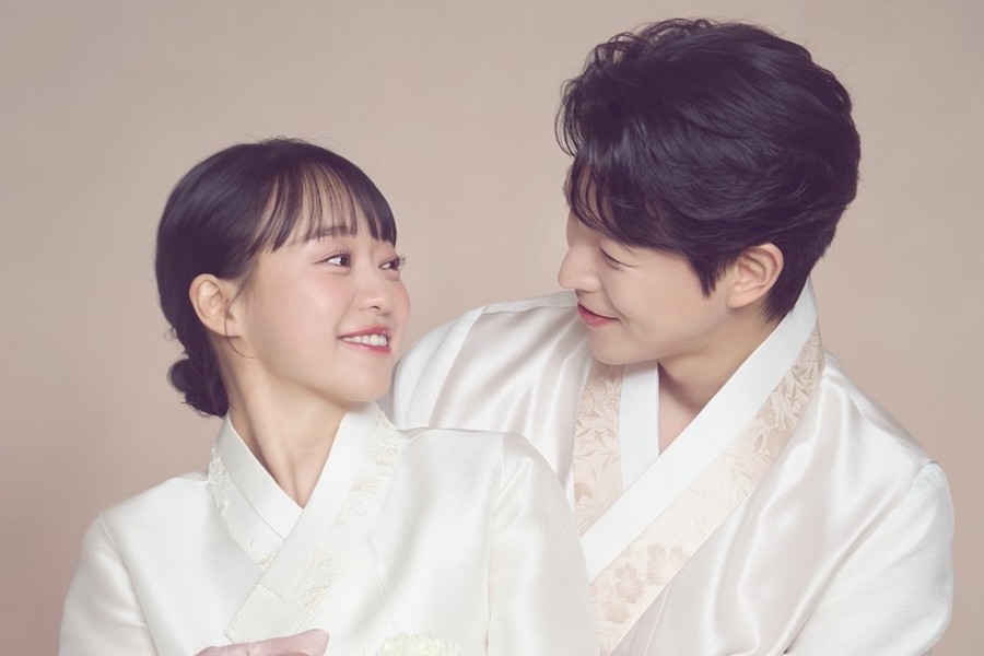 soompi's tweet photo. #Forestella’s #BaeDooHoon And Musical Actress #KangYeonJung Share Beautiful Wedding Photos
https://t.co/SIVp8q2xfC https://t.co/QRSuXoPfJr