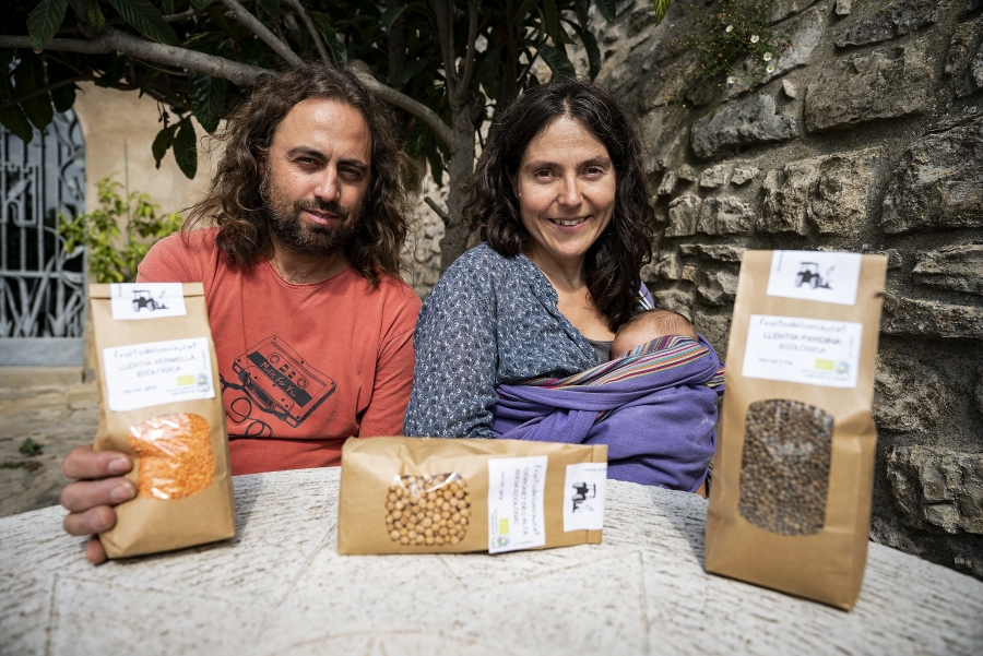 BcnAgraria's tweet photo. 🌱.@FruitsdelSecà és una empresa familiar d’agricultura ecològica que regenten Joan Prat i Fàtima Brunet a 📍#SantPereSallavinera.

La parella procura dia a dia innovar en la producció de cereals i llegums.

Llegeix  l’entrevista!
📰 https://t.co/PtkHXit4iG

⬇️⬇️⬇️

#Innovació https://t.co/aRf9jF7lqQ