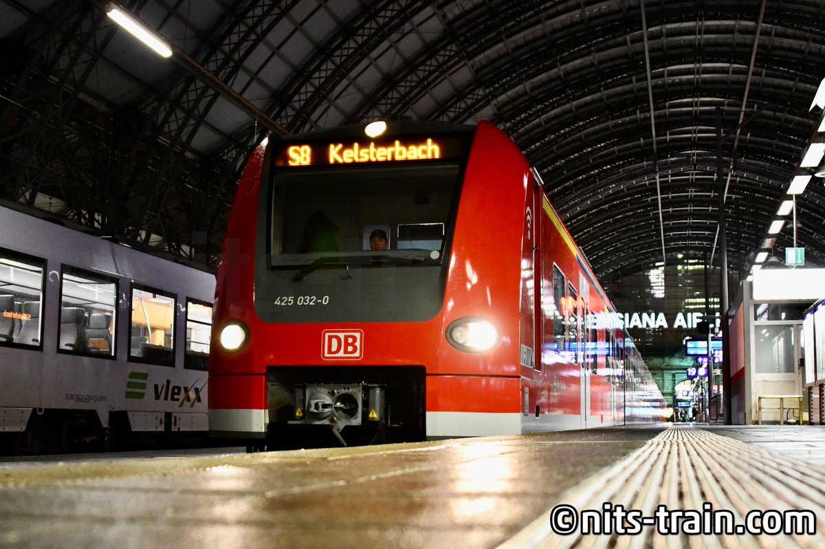 NITS_center's tweet photo. 運転手からは嫌われているものの、個人的にはデザインが好みなBR425。このあいだは友人が乗務したら走行中にタイフォンが勝手に鳴り始め、終始鳴りっぱなしで走行していたり(動画は以前限定公開)。
椅子は硬いしモニターはエラー多いしかなり揺れるし…快適とはなんだ…?
#BR425 #425の日 https://t.co/zzlOoHn9Qk