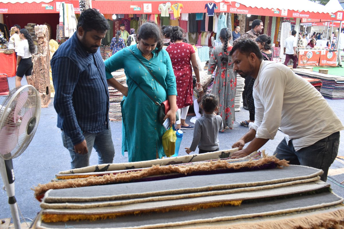 DaMalangg's tweet photo. The Hunar Mahotsav event in Secunderabad, Telangana was a big hit among visitors who went on a shopping spree for beautiful handmade home decor crafts!
#HunarMahotsav #DaMalangg #HomeDecorCrafts #HomeDecor #BrassCrafts #Rugs #ArtisanCrafts #Secunderabad #Telangana #Handmade https://t.co/EDlBAnOzXg