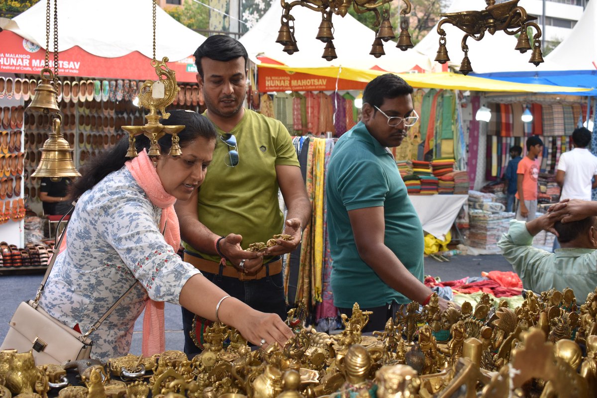 DaMalangg's tweet photo. The Hunar Mahotsav event in Secunderabad, Telangana was a big hit among visitors who went on a shopping spree for beautiful handmade home decor crafts!
#HunarMahotsav #DaMalangg #HomeDecorCrafts #HomeDecor #BrassCrafts #Rugs #ArtisanCrafts #Secunderabad #Telangana #Handmade https://t.co/EDlBAnOzXg