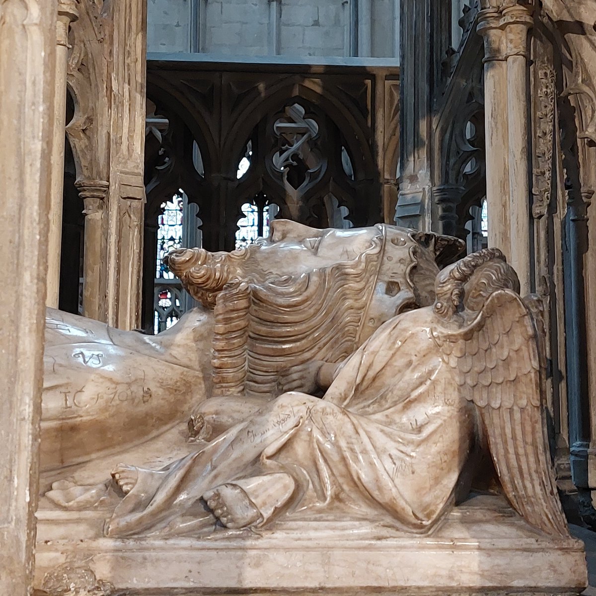 Another for #StMarksDay. 
A not-so-#TinyLion on a royal #TombTuesday, 
guarding/comforting Edward II in his elaborate tomb in Gloucester Cathedral after he abdicated, was imprisoned and [allegedly] murdered.