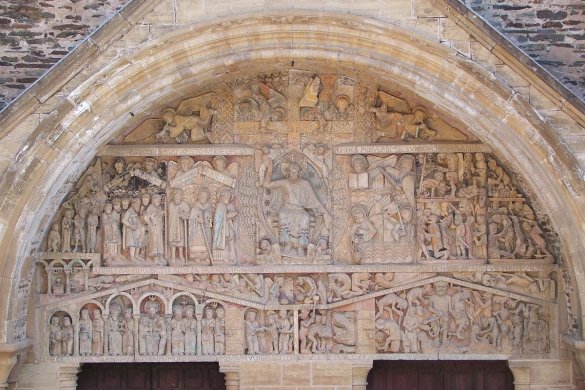Have been spending a LOT of time looking at the magnificent tympanum at Conques lately, with its spell-binding depiction of the Last Judgement. Although absolutely stunning as it is now, it was once a captivating riot of technicolour 🌈😍 #TympanumTuesday