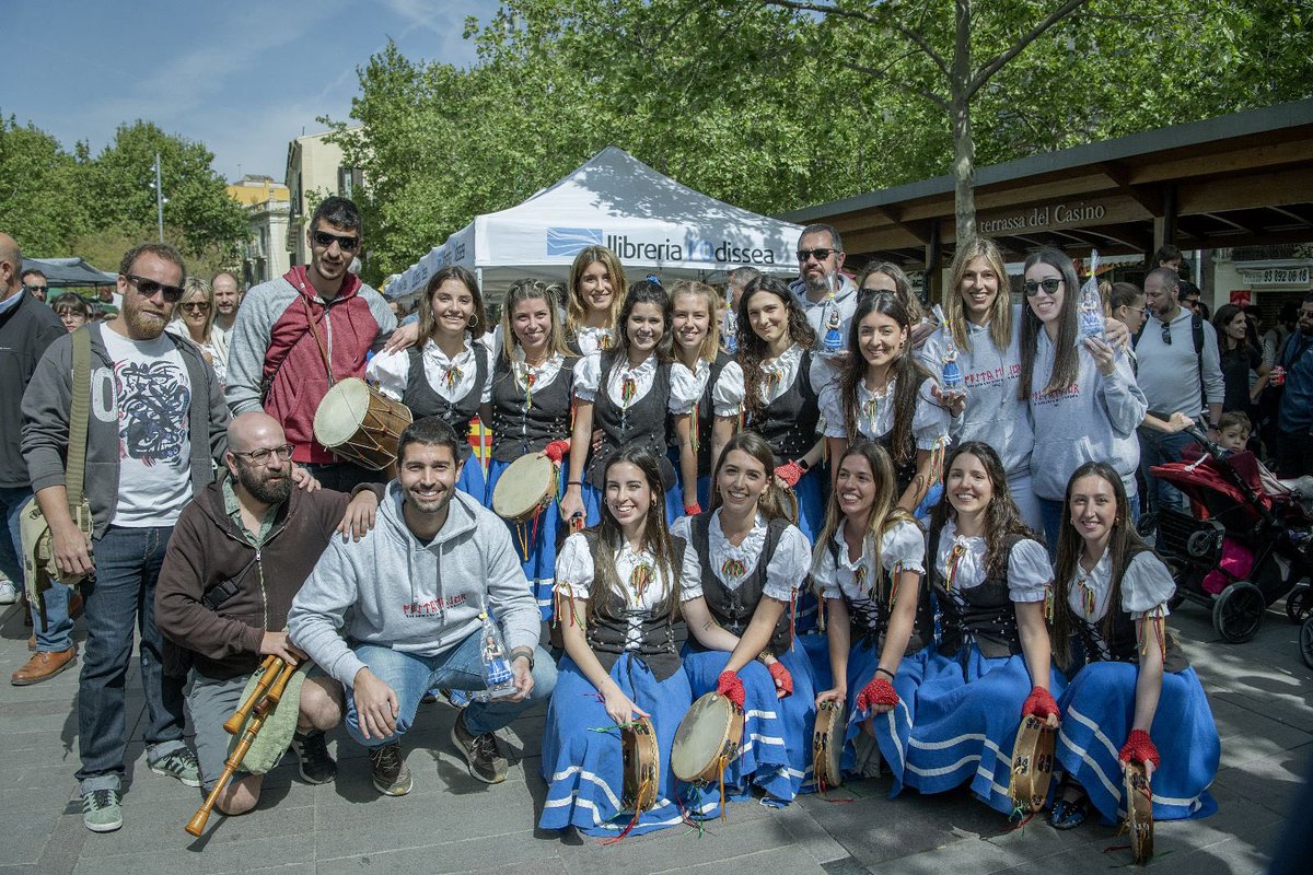 Estem molt contentes de per fi poder anunciar-vos que la Figureta d'aquest any de la Festa Major és una Pandereta!

Diumenge passat, amb les emocions a flor de pell vam fer la presentació de la figura del festiari a la Rambla de Sant Francesc!

Aquesta festa major #seràmàgica