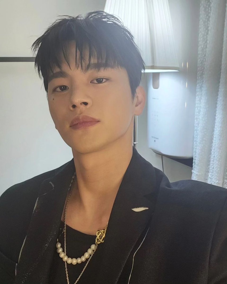 Kkorepo's tweet photo. 歌手 #ソイングク、オールブラックファッションでシックな魅力アピール…ジュウン（元DIA）の1stシングル「Easy Breezy」を応援 
https://t.co/WHcXUAAq8g https://t.co/YtWPdpgVsa