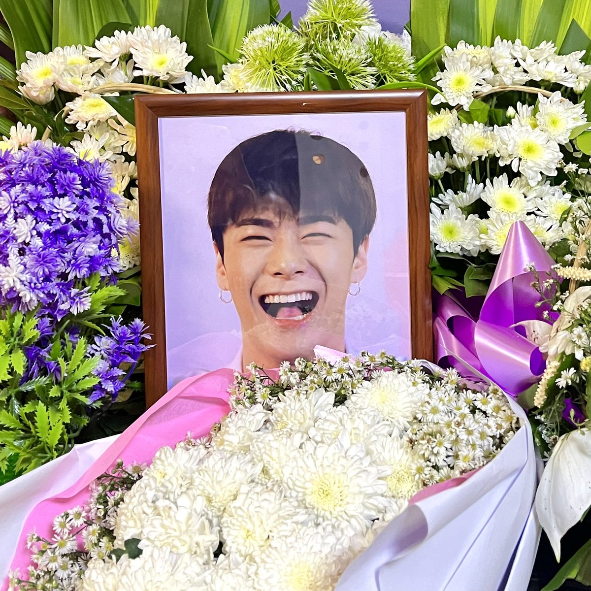 AstroCEBUPH's tweet photo. REST IN LOVE, MOONBIN 🕊️

📍Fan Base Cafe &amp; Store
🗓️ APRIL 25 - 30
🤍 APRIL 25 - 28 11 AM - 7 PM
🤍 APRIL 29 12 - 1 PM &amp; 6-8PM
🤍 APRIL 30 12 PM - 8PM

Feel free to drop by and write your messages and bring small flowers for our precious moonbin. 🙌🏻🤍 https://t.co/6PAxICjSPr