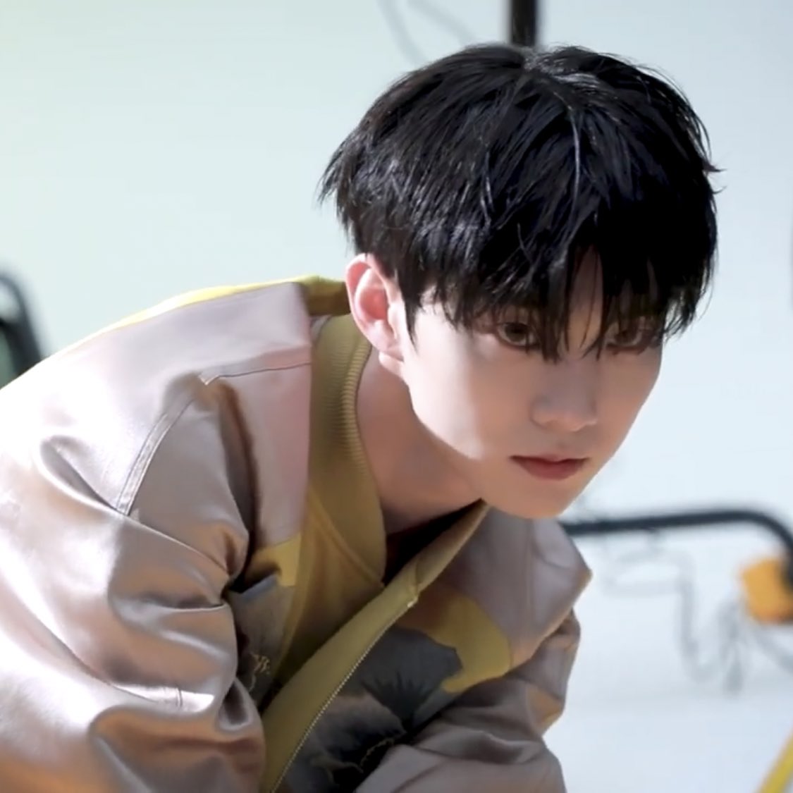 totheboyzilove's tweet photo. เชื่อแระว่าปีเสือ สายตาพี่คิวคือเหมือนจะตะครุบเหยื่อจิง 😭🫵🏻 ใจเย็นหน่อยคุน https://t.co/8s3ThOxaS6
