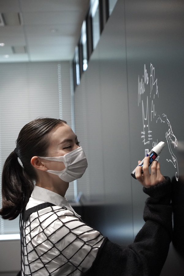 HIDEO_KOJIMA_EN's tweet photo. She drew and signed on the board. https://t.co/hZEywq24JI
