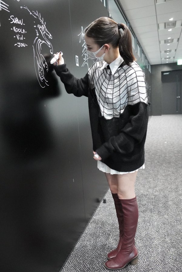 HIDEO_KOJIMA_EN's tweet photo. She drew and signed on the board. https://t.co/hZEywq24JI