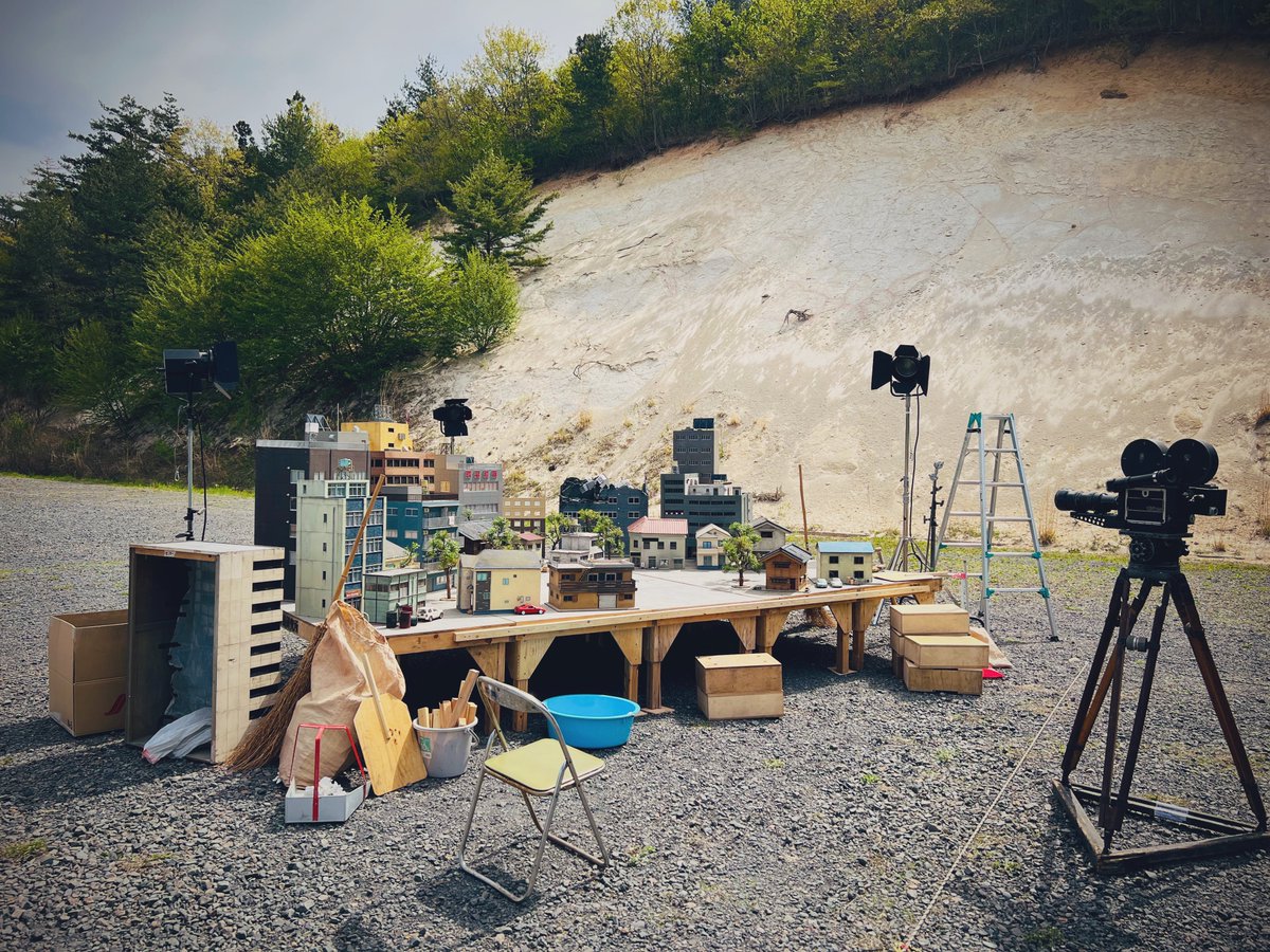 giantvsmonster's tweet photo. 2023年公開予定の村瀬継蔵総監督による特撮映画『神の筆』に、ビビッドマン製作委員会のミニチュアのいくつかが使用されました！

現在活動休止中の我々ですが、こうしてミニチュアを使っていただけて本当に嬉しいです。

ビビッドスタッフ一同、映画の完成を心より楽しみにしています！！ https://t.co/uob5oYFN3H