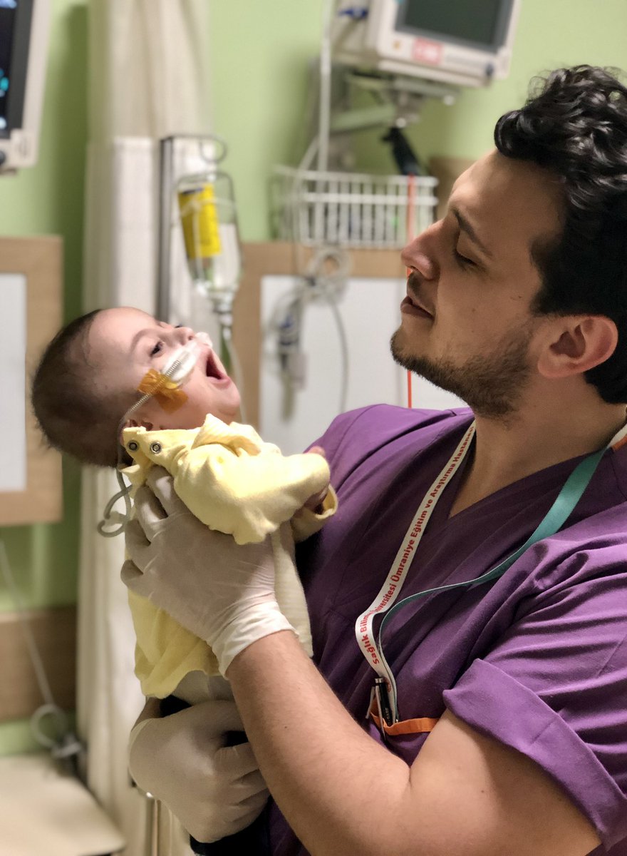 Bizleri etten ve kemikten birer makine zanneden sisteme ve ona çanak tutanlara bu serzenişim!  Ben bir hemşireyim. Yüzbinlerce sağlık emekçisi arasından sadece bir hemşire.

Hani o hasta olduğunda rapor alması yasak olan, kolunda damar yolu kateteriyle tedavi olurken hastasına da