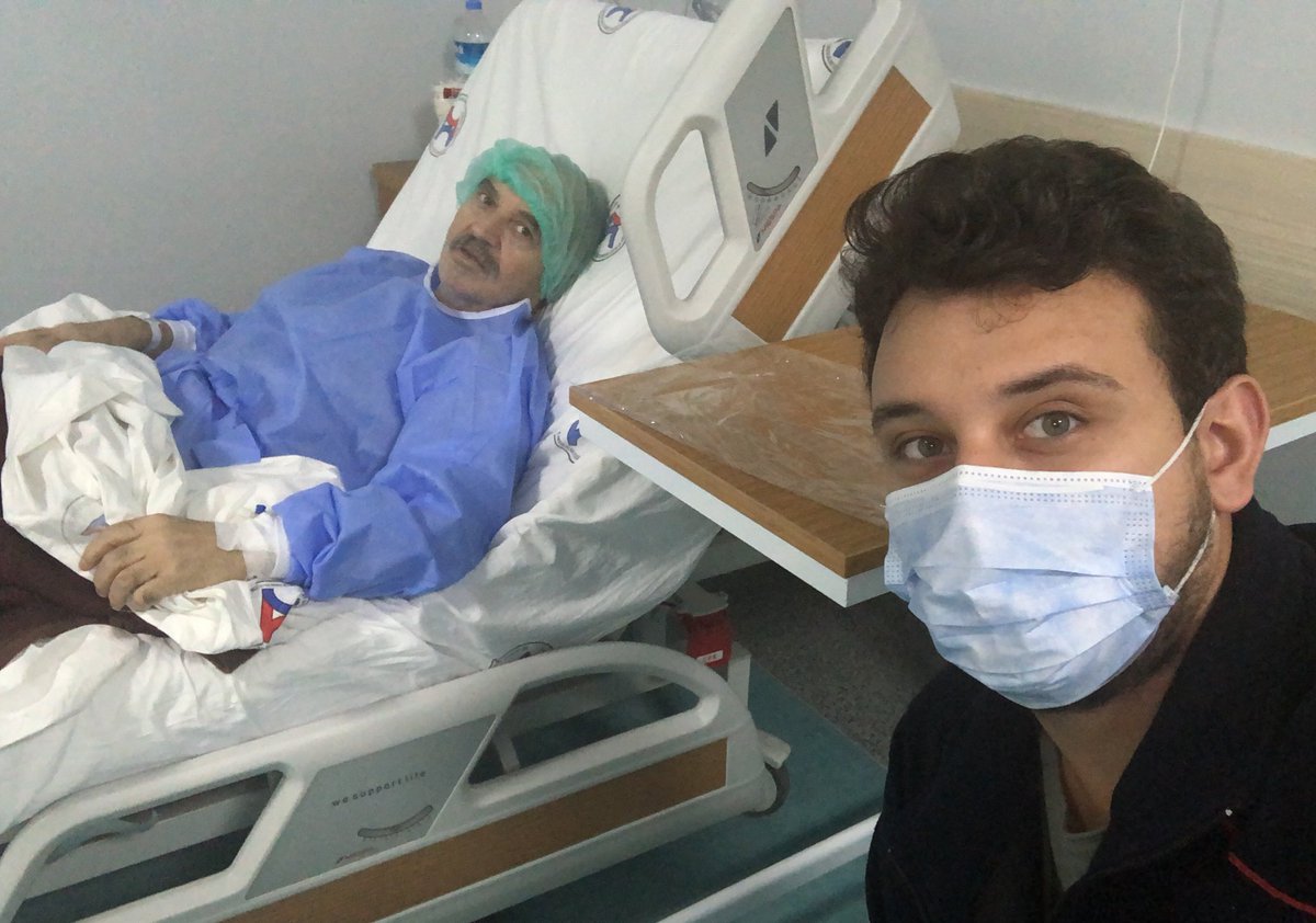 yasinaldemiir's tweet photo. Bizleri etten ve kemikten birer makine zanneden sisteme ve ona çanak tutanlara bu serzenişim!  Ben bir hemşireyim. Yüzbinlerce sağlık emekçisi arasından sadece bir hemşire.

Hani o hasta olduğunda rapor alması yasak olan, kolunda damar yolu kateteriyle tedavi olurken hastasına da bakmaya devam eden, saatlerce uykusuz, yorgun ve tükenmiş olmasına karşın sorumluluklarını iyi bilen, personel yok diye gün aşırı 24 saat çalıştırılması yer yer zorunlu olan, 
karnında çocuğuyla dakikalarca yerlerde tekmelenen, annesine, babasına, hatta evladına küfürler edilen, yaptığı işin önemini bilmesine rağmen başkalarınca değersiz hissettirilen, ekip arkadaşlarınca takma lakaplar takılan, birileri istemedi diye yıllık iznini dahi talebince kullanamayan, yöneticisinden azar işiten, hukuksuzca tehdit edilen, dövülen hatta öldürülen sağlık emekçilerinden yalnızca biri!

Senelerdir herkesin her şeyi çok iyi bildiği ancak bazı pek yetkili zümrelerin üç maymunu oynamaya utanmadığı gerçekler arasında yaşamını idame ettiren bir kamu sağlık görevlisi kısaca. 

Dedim ya lafın başında; bizleri etten ve kemikten birer makine zanneden güruha karşı ben de bu manalı akıma katkı vereyim derken galerime baktım ve bu fotoğrafları gördüm. Derinden etkiledi beni. 

O masum bebekler benim hastalarımdan yalnızca birkaçıydı. Öyle masum, öyle mazlum, öyle temizlerdi ki. Hiçbir maddi unsur, beşeri karşılık o samimi şefkati vermez, veremezdi. Öylede oldu. Tekrar tekrar bakınca çok daha iyi anlıyor insan.

Diğer fotoğraf ise daima kendisinin yanında olmaktan gurur duyduğum sevgili babam. Akciğer kanserine karşı 2 senedir verdiğimiz amansız mücadeleyi maalesef kaybettik. Çok zorlukları başta kendisi olmak üzere birlikte yaşadık. Henüz birkaç ay önce dünyadaki çınarımızı yitirdik…

Hastanedeki uzun zamanlarımızı, evdeki evlat hemşirelik süreçlerimi anımsatan, zor zamanları yad ettiren bu fotoğrafa ve mazlum yavrularla edindiğim şu anılara baktığımda, inanır mısınız; aynı şefkati, aynı merhameti, aynı içtenliği gördüm. 

Ne bir eksik ne bir fazla!

Biz hayallere, hayatlara, yaşamlara dokunuyoruz. Dokunduğunuz herkeste can sıcaklığını hissediyorsunuz! İşte o can kah garip babanıza kah masum bir yavrucağa ait olsa da. Aynı masumiyeti hissediyorsunuz.

Sonra dedim ki kendi kendime, ya biz hayatın her köşesinde böyle düşünüp böyle davranırken, böyle hissedip böyle dokunurken, o beyaz üniformalarımız gibi tertemiz niyetlerle samimice çabalarken; birileri bizlere niye bunca kötülüğü reva görüyor?

Neden bir tatlı huzuru, bir nebze insanca yaşamı zul görüyor, haram ediyor?

Cevabı da kendinde aslında bu sorunun. Çünkü onlar bariz kötüler!  Bunca katmanlı kötülüğü ancak bariz kötü yaratıklar yapabilir. 

Ben de bu kırmızı kartı iyiliğimizi, ailelerimizi, duygularımızı hiçe sayan tepeden tırnağa sağlığın bariz kötü yöneticilerine gösteriyorum. Cezasız kalmamaları ümidiyle hem de! 

#SağlıkcıdanKırmızıKart  @hepsen_2020