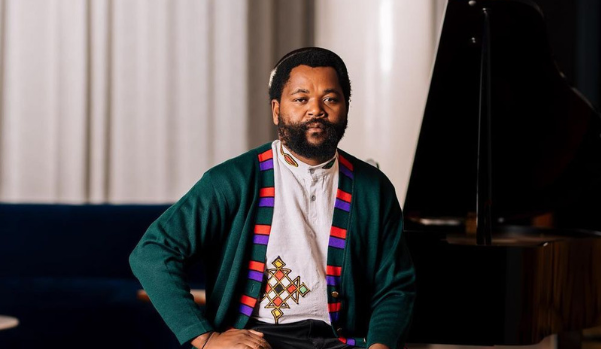 KasiLyrics's tweet photo. ICYMI: Apple Music Home Session features SA’s reigning Afro-Soul king, Sjava ----> https://t.co/88pR1z3gy2 #SAHipHopMag https://t.co/PmJjbjfENH