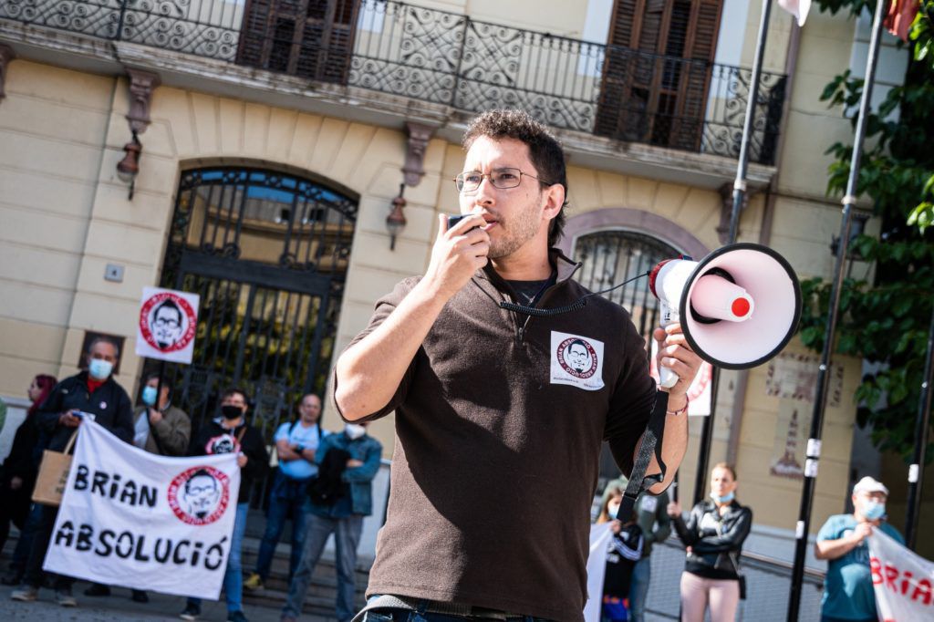 AlertaSolidaria's tweet photo. ⚠️Última sentència per al veí de Mollet @BrianGrup:

👉🏼 El TSJC reconeix que es va imposar una indemnització per lesions a un mosso no acreditades.
👉🏼 En Brian va fer front a 2 judicis, amb penes sol·licitades de 8 anys i no es va arronsar MAI❗

✊🏼 Tot el suport als qui lluiten! https://t.co/LyHWexDZ1r