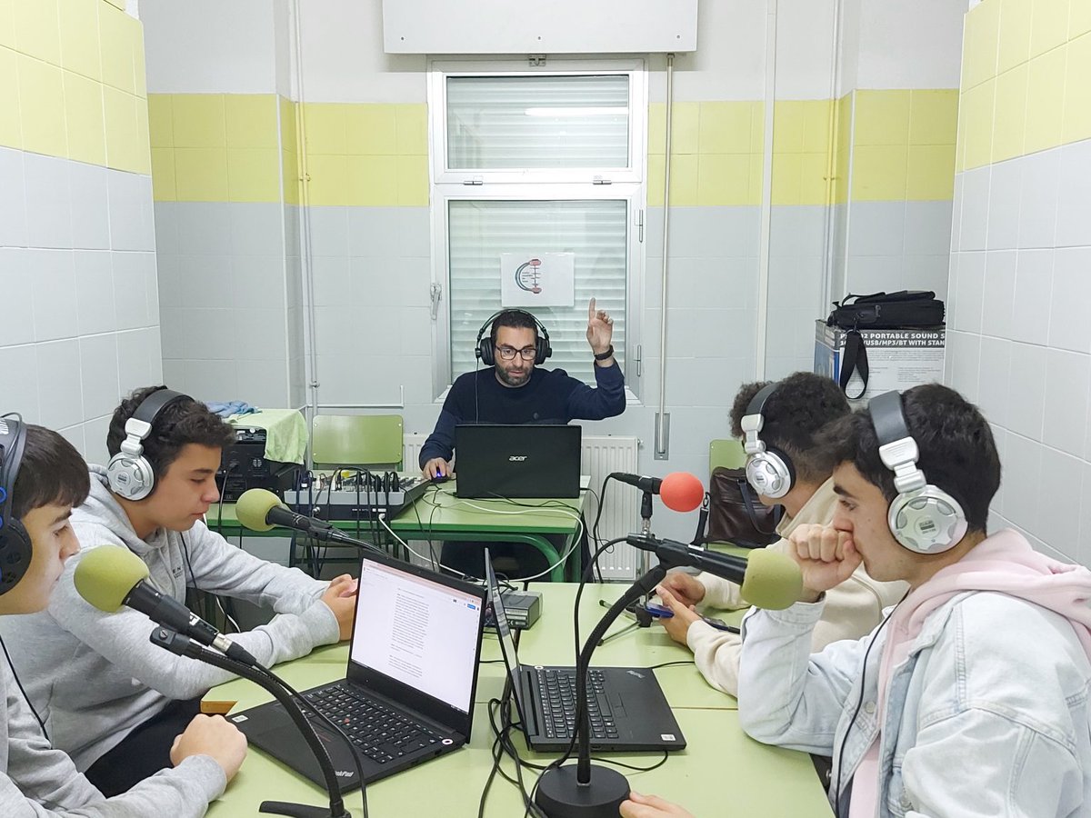 El mundo de Kafka. Alumnos de Literatura Universal1º de Bach.) presentan este programa tan especial y divertido sobre uno de los autores más importantes de la historia de la literatura.
radioedu.educarex.es/radiocastillod…