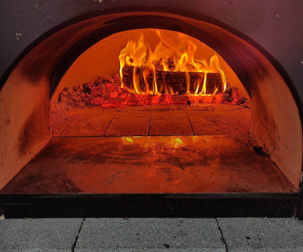 MissFiji4's tweet photo. Woodfire pizzas are so delicious, specially when it's cooked by @DacuTESO 🥰❤️ #pizza #bestcook #yummy https://t.co/DiMDS6gf6F
