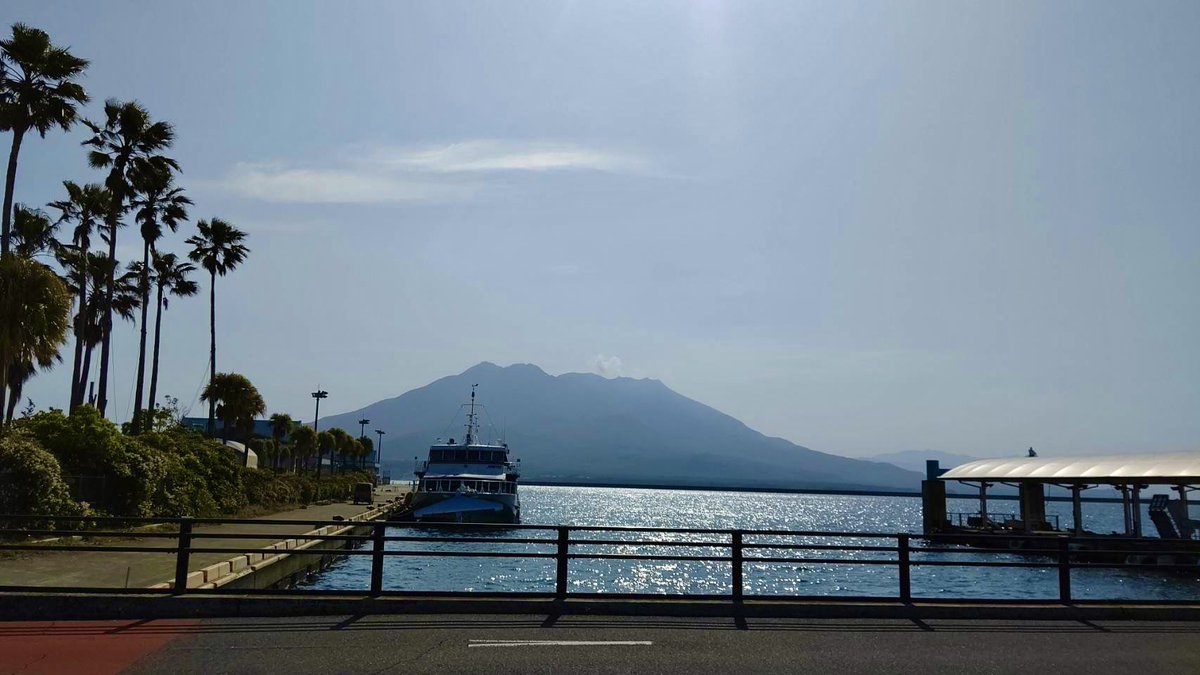 RYOICHI_TORII's tweet photo. 週参りを続けて迎え��義母の四十九日。改めて、“生”を感じながら家族の温もりに包まれる。「欲望を解放しろ」「環境にこだわれ」「いつかは死ぬ。生きたいように生きろ」移動中の機内で見たプロサッカー選手本田圭佑氏が大学の卒業式で贈った言葉が胸に染みる。節目の再始動。 https://t.co/sfVKbO7rTJ
