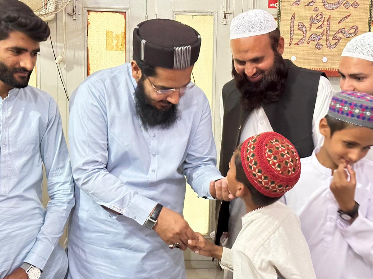 moavia_official's tweet photo. رہائش گاہ پر عید الفطر کے دوران مختلف علاقوں سے آئے کارکنان و ذمہ داران سے ملاقاتیں ۔۔۔
#ExploreJhang #PRHP #JhangDevelopment #AliIslamicCentreJhang https://t.co/rr1P2yldz9
