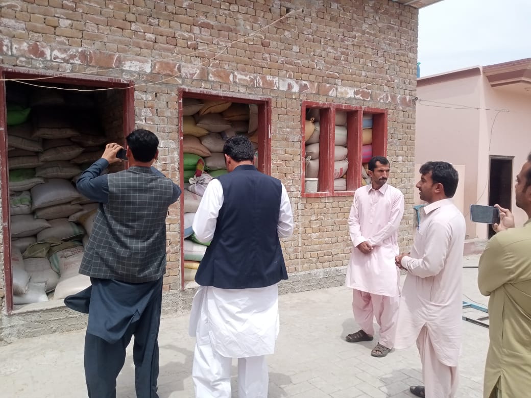 dcdgkhan's tweet photo. ڈیرہ غازی خان میں نواحی علاقہ شاہ صدر دین میں ریونیو سٹاف کی نشاندہی پر ڈی ایف سی نے پولیس ٹیم  کے ہمراہ چھاپہ مار کر ایک گھر سے پچاس کلو کی5000بوریاں ضبط کرلی ہیں۔ https://t.co/bFH7RiQubx