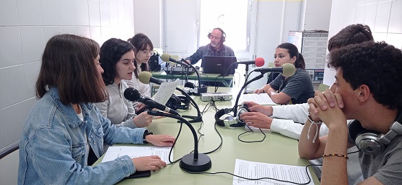 CastilloRadio's tweet photo. Sabes porque é que se chama Revolução dos Cravos à revolução que aconteceu em Portugal, em abril de 1974. Alunos de 1ºdeBachillerato de 🇵🇹 cuentan a história de Celeste Caeiro, a mulher que deu cravos ao 25 de Abril. @CastilloRadio @RadioEdu 
https://t.co/nKXh3to74L https://t.co/dX1P5pXvgv