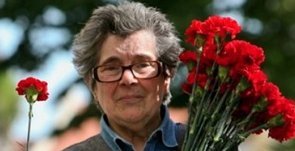 Sabes porque é que se chama Revolução dos Cravos à revolução que aconteceu em Portugal, em abril de 1974. Alunos de 1ºdeBachillerato de 🇵🇹 cuentan a história de Celeste Caeiro, a mulher que deu cravos ao 25 de Abril. <a href="/CastilloRadio/">Radio Castillo de Luna</a> <a href="/RadioEdu/">RadioEdu</a> 
radioedu.educarex.es/radiocastillod…