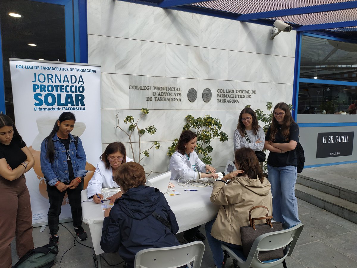COFTarragona's tweet photo. Comença la jornada "El sol i els efectes a la pell" 🌞 . Amb col•laboració amb @ContraCancerTAR @LaRochePosay_ES https://t.co/10Ll9JSGPf