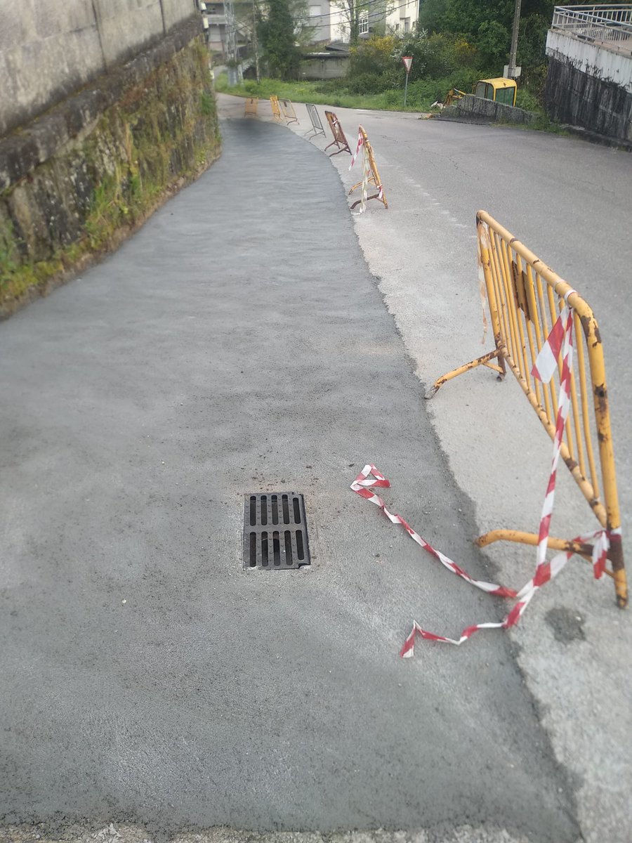 alcporrino's tweet image. ℹ  Rematada a ampliación do camiño a Pego, en #Atios. O estado no que se atopaba esta estrada requería actuar, xa que supoñía un risco tanto para vehículos como para peóns e especialmente para os autobuses escolares que a diario a transitan.