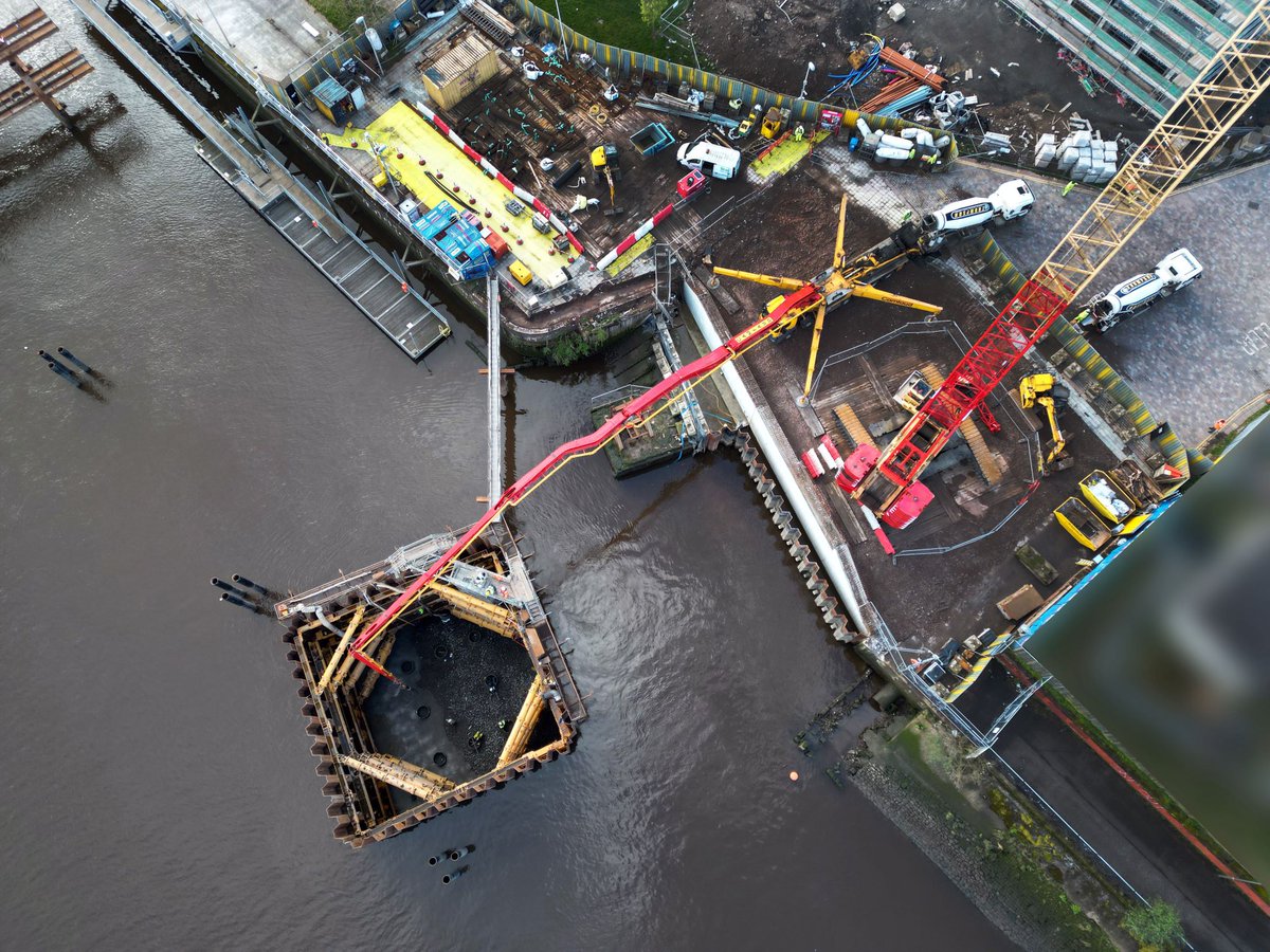 GlasgowCityRgn's tweet photo. Another step on the way for the @GlasgowCityRgn #GovanPartickBridge as infilling of a cofferdam takes place, a key stage which will allow the construction of the south pier, the area on which the Bridge will pivot when complete.
More info π https://t.co/L71qit9Ujy https://t.co/H4JXW4AqMe