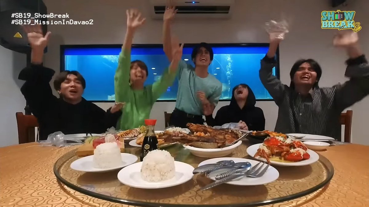 SarahnghaeSB19's tweet photo. Taas kamay ng mga A'tin na first time ma eexperience ang pagsalubong sa comeback ng SB19 if ever na tama ang kabag natin! 🙋‍♀️

SB19 NASAAN ANG BASO 
A'TIN HANDA NA BA 
SB19 NAGPARAMDAM 
#SB19xATINpagTATAGpo 
@SB19Official #SB19 https://t.co/U3HFnlPhvz