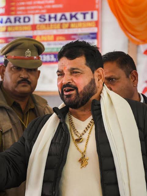 Narayansinghh's tweet photo. हरियाणा के कुश्ती खिलाडियों ने दिल्ली के जंतर मंतर पर कुश्ती संघ के अध्यक्ष के विरुद्ध फिर से धरना प्रदर्शन शुरू किया है , इसमें राजनिति समझिए - 

बृजभूषण सिंह जिन्होंने दीपेंद्र हुड्डा (कांग्रेसी हरियाणा का नेता) को हरा भारतीय कुश्ती संघ के अध्यक्ष का चुनाव जीता था। 

ये बॉडी खेल मंत्रालय के अधीन नही आती बल्कि ओलंपिक कुश्ती ��ंघ की स्वायत्त संस्था है जिसमें केंद्र दखल नही दे सकता। इसे भी आप इस तरह समझिए कि जब पि��ले साल इसी तरह की फीफा की भारतीय बॉडी में राजनीति हुई थी तो भारत जो अंडर 17 महिला फीफा वर्ल्ड कप होस्ट कर रहा था, ऐन मौके पर उसको फीफा ने भंग कर दिया। मामला सुप्रीम कोर्ट में भी था तो आनन फानन में इसे ठीक किया गया और भारत मे फीफा वर्ल्ड कप हुआ। बृजभूषण सिंह भी इसी तरह 2011 में अध्यक्ष का चुनाव जीते 

थे जिसका कार्यकाल 12 साल का होता है और इस साल उनका कार्यकाल पूरा होगा और फिर चुनाव होगा। इसी की वजह से ये ���ारा यौन शोषण का ड्रामा शुरू हुआ। बृजभूषण कहते रहे कि सबूत दिखा दो मैं फांसी लगा दूंगा लेकिन किसी ने सबूत छोड़िये एक FIR तक नही की। उल्टा जन्तर मंतर में जाकर राजनीति शुरू हो गयी। इसके बाद जब ये राजनीति कांग्रेस ने ज्यादा शुरू कर खाप पंचायत तक को मैदान में उतारने की कोशिश की तो यही खिलाड़ी बैकफुट पर जाने शुरू हो गए। ये बार बार कहने लगे कि इसपर कांग्रेस राजनीति न करे। वामपन्थी तो वहां मंच तक इनके पास पहुंच गए तो उन्हें मंच से ही 
खिलाड़ियों ने भगा दिया।

खिलाड़ियों का भी ये है कि हरियाणा के पहलवान कुश्ती को अपनी बपौती समझते हैं। उन्हें नही पसंद कि यूपी से कोई कुश्ती का अध्यक्ष हो जो निर्णय ले। बृजभूषण ने भी साफ कहा कि ये लोग इस घमण्ड में रहते हैं कि ये नेशनल नही खेलते सीधा इंटरनेशनल खेलने को कहते हैं। जब बृजभूषण ने ये नियम बनाया कि खिलाड़ी नेशनल प्लेयर से खेलेगा और जो जीतेगा उसे ही अंतर्रा��्ट्रीय खेलों में भेजा जाएगा तो ये इनके घमण्ड को पसन्द नही आया। इन खिलाड़ियों को भी पता है कि इनकी उम्र अब इनकी फिटनेस का साथ नही दे रही और नया यंग खिलाड़ी इन्हें हरा देगा और वो अंतराष्ट्रीय टूर्नामेंट के लिए सलेक्ट हो जाएगा। इसलिए भी ये ड्रामा किया जा रहा था।

इसके अलावा एक एंगल इसमें स्पांसरों का भी है जिसमें भी एक हरियाणा का व्यापारी जो स्वदेशी के दम पर बड़ा बना है, वो पीछे है। खिलाड़ी और वो चाहता है कि दोनों का डायरेक्ट एक दूसरे से सम्पर्क हो लेकिन बृजभूषण का कहना था कि ज��� भी स्पॉन्सरशिप होगी वो कुश्ती संघ से होगी और वो निर्णय लेगा कि किस खिलाड़ी को कौन स्पॉन्सर करेगा। यह भी इस ड्रामे का एक एंगल है।
अब जब ये खिलाड़ी बैकफुट पर आने शुरू हुए क्योंकि न कोई FIR थी, न सबूत दिखा सके, खाप की धमकी दी तो खाप तो यूपी में भी है और बृजभूषण कोई नौसिखिया तो है नही तो इन्हें लगा कि लेने के देने पड़ जायेंगें। इसलिए इन्होंने एक जांच कमेटी के नाम पर अपना धरना वापिस ले लिया। अब जो भी जांच होगी और जो भी नतीजा बाहर आएगा उसके बाद भी इसका अंतिम निर्णय ओलंपिक संघ को ही करना होगा।
बाकी विपक्ष तो अपनी आदतानुसार अपने घर मे हुए बच्चे का जिम्मेदार भी मोदी को बता देता है और लिंगानुपात पर मोदी के नारे व प्रयास "बेटी बचाओ" पर भौंकने लग जाता है तो उनका कोई इलाज भी नही है।

आगे देखते हैं कि फैक्ट फाइंडिंग कमेटी में कौन सच्चा और कौन झूठा सामने आके निकलता है। 

वैसे भी आजकल ट्रेंड बन चुका है कि आप कोई सही बात ��ी करें और सामने महिला हो तो आप ही गलत ठहरा महिला विरोधी, मिसोजिनिस्ट और न जाने क्या क्या बना दिये जाते हैं। हालांकि ये सब करकर नुकसान महिलाओं का ही है क्योंकि ऐसी हरकत फिर विश्वास खोने का काम ही कर रही है
@b_bhushansharan
