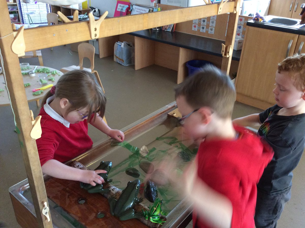 DeansNursery's tweet photo. Fun in the water. 5 little speckled frogs. Forward and backwards counting. https://t.co/7mCXRPnLNg