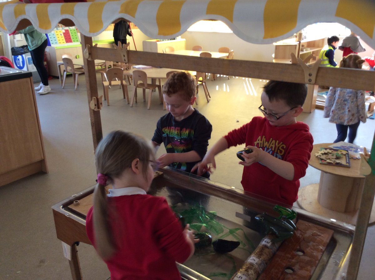 DeansNursery's tweet photo. Fun in the water. 5 little speckled frogs. Forward and backwards counting. https://t.co/7mCXRPnLNg