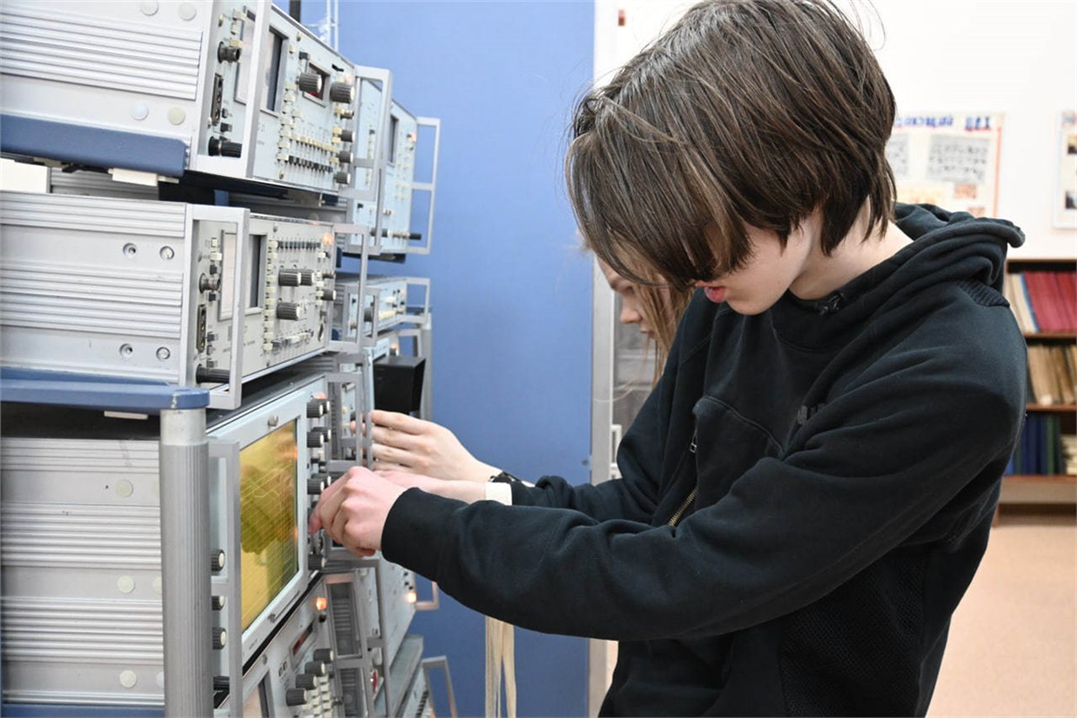 Techmastery_ru's tweet image. 🎓🔬 Какие технологии будущего ждут нас? В рамках образовательного проекта &quot;Урок цифры&quot; школьникам Красноярска рассказали об этом! 💡👨‍🏫

В Красноярском краевом радиотелевизионном передающем центре прошло занятие по квантовой физике на тему &quot;Город… t2p.pw/5GRinoXCEh