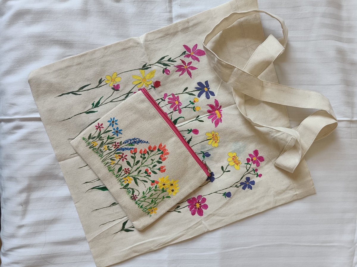 Handpainted cotton canvas #sustainable #ecofriendly #totebags and zipper cases. Can be bought individually too. DM for details. #Retweet for max reach. #ArtbyTee #totebag #bags #handmadegift #giftideas #giftsforall #totes #gifthandmade #handpainted #SustainableLiving #Flowers