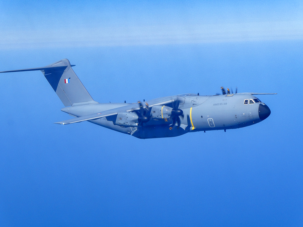 A French Air Force ( @Armee_de_lair ) A400M and its crews have spent a week at RAF Brize Norton, engaged in air-to-air refuelling training with @RoyalAirForce Voyager aircraft, flown by crews of No. 206 Squadron. See the full story: bit.ly/3AwUnko