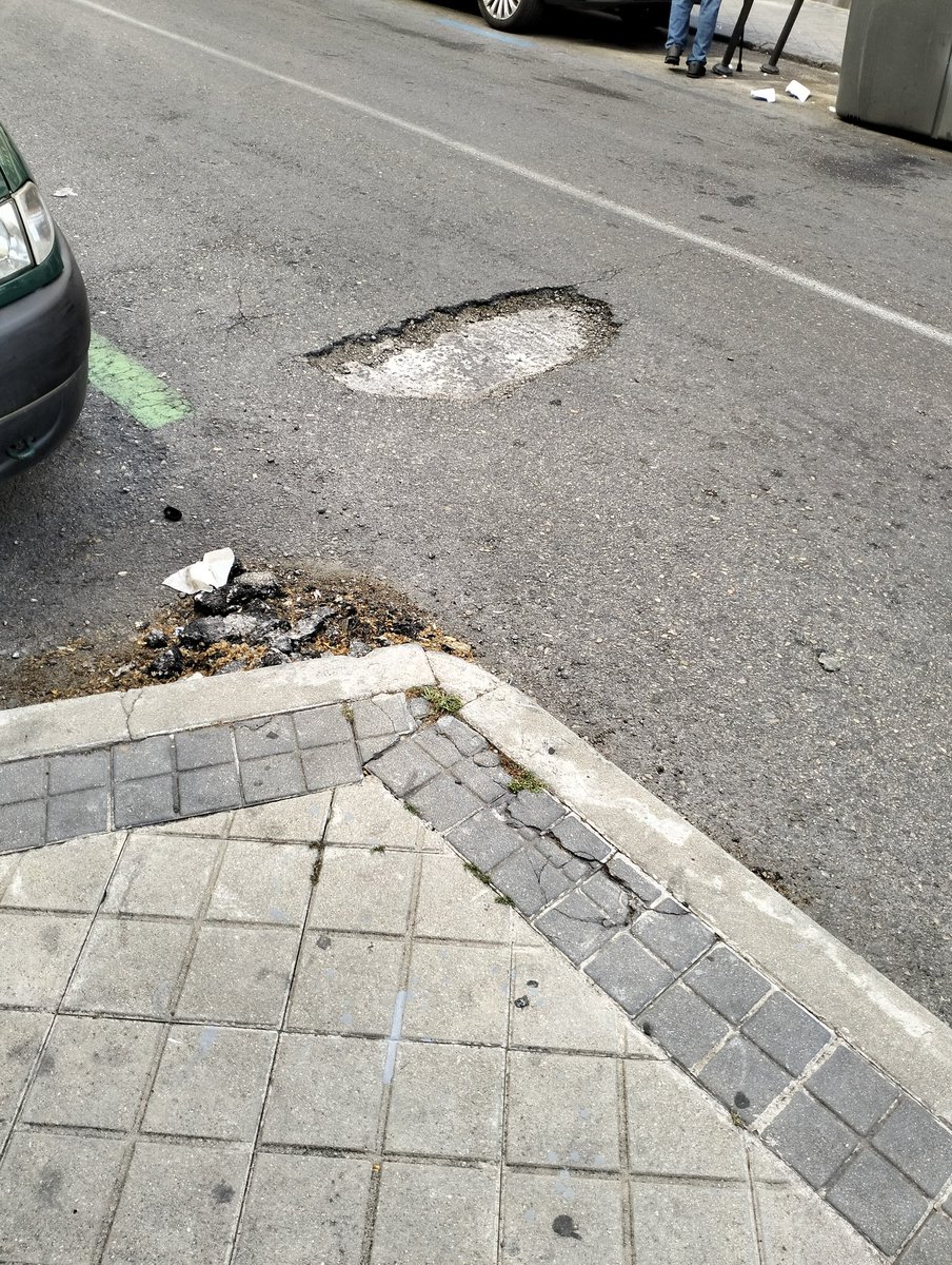 LuciadeFuentes's tweet photo. Buenos días. ¿Podéis arreglar este #socavón en la esquina de la calle Jerónima Llorente con Pamplona? @Lineamadrid muchas gracias https://t.co/cdMggarK8w