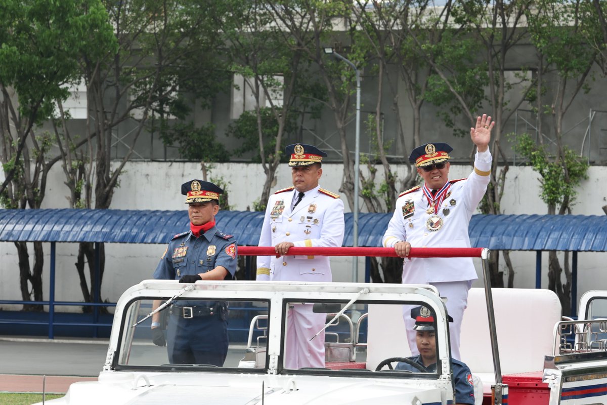 pnppio's tweet photo. PGen Azurin waved in bliss as he leaves the police service 

Read more: https://t.co/KSZFgl3EHn

https://t.co/txtYyrimqG
https://t.co/Et8tu51evU
https://t.co/5VdvBt96eC https://t.co/aXnq4VqUU4