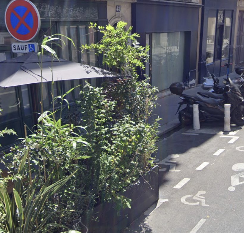 raréfaction des places #stationnement #pmr en surface au profit de la «verdification douce«  des rues, celles qui restent sont impraticables pour sortir un #fauteuilroulant électrique du coffre. <a href="/Paris/">Paris</a> vous rendez la vie inaccessible aux #handicapés <a href="/CHandicaps/">Collectif Handicaps</a> @CitoyenReduite