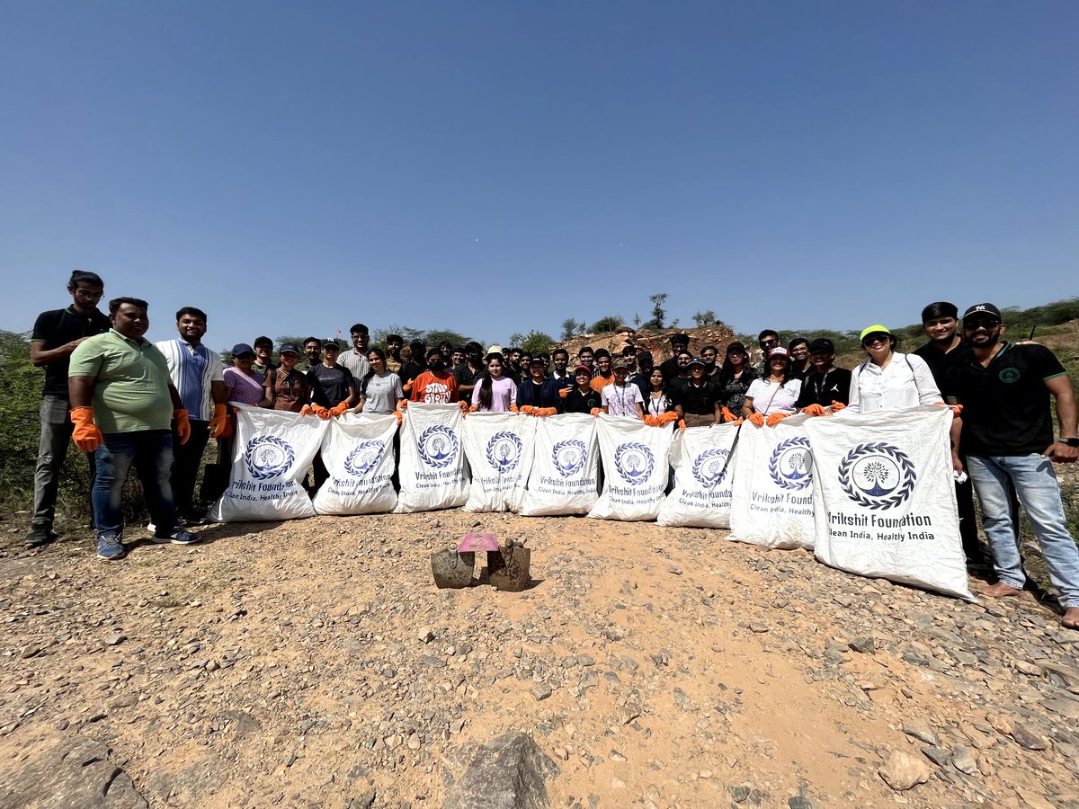 vrikshit's tweet photo. Team Vrikshit &amp; @PublicisSapient employees joined forces for Earth Day to clean up Aravali Hills in Gurgaon. Shocked by the amount of plastic and beer bottles littering the area, the team braved the scorching 40° temperature to collect a whopping 160+ kgs of waste. https://t.co/FXdNTuHFVv