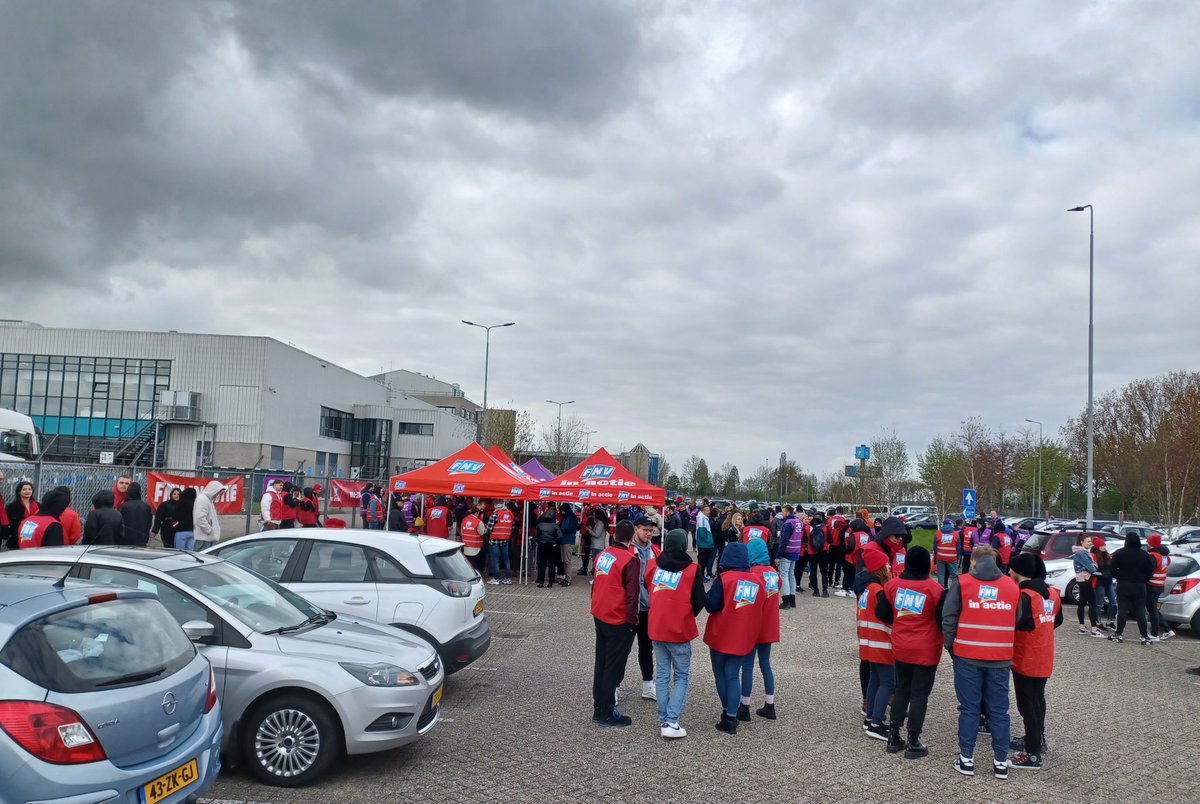 FNV's tweet photo. Indrukwekkend. Fulltimer &amp; parttimer, vaste kracht &amp; uitzendkracht staan zij aan zij bij de #stakingen bij @albertheijn. 'Wij laten ons niet meer tegen elkaar uitspelen.' #NLverdientBeter #handelfnv https://t.co/Zxa7wh1iIu