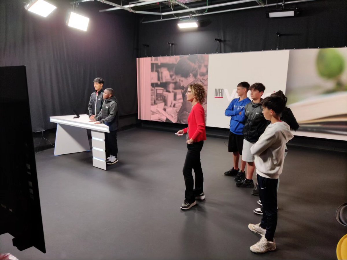 VOrientalTv's tweet photo. 🎥 Alumnes de l'@InsMartaEstrada de #Granollers han visitat #VOTV aquest matí i han pogut conèixer de ben a prop el plató, la sala de realització i la redacció i el funcionament d'una televisió 

👏🏻 Esperem que us hagi agradat! https://t.co/I8DKOy1p0W